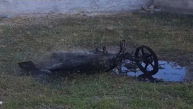 Park halindeki motosiklet yanarak hurdaya döndü