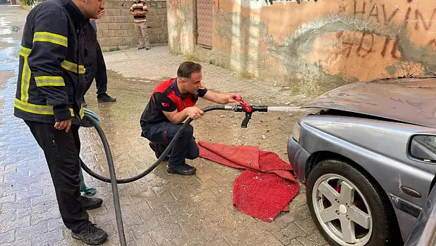 Park halindeki otomobil alev aldı