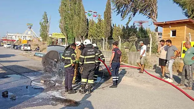 Park halindeki otomobil alev alev yandı