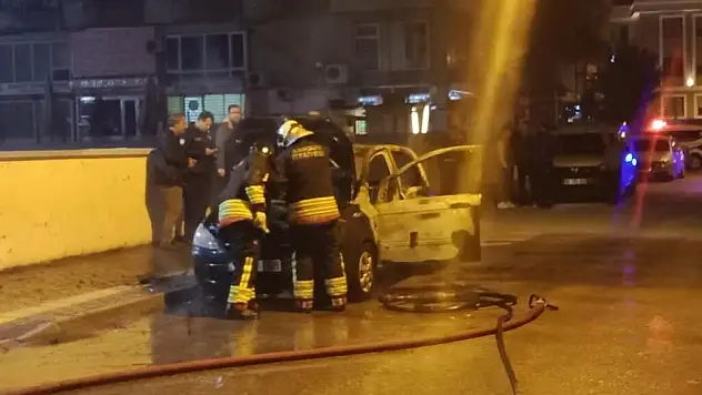 Park halindeki otomobilde yangın çıktı