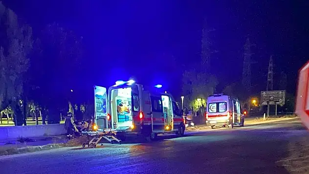 Parkın duvarına çarpan araçtaki 3 kişi yaralandı