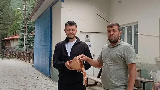 Parkta bulduğu ziynet dolu çantayı sahibine ulaştırdı!