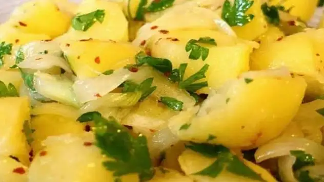 Patates salatasının çok daha lezzetli olmasını sağlayacak tüyo! Klasik tariflerden farklı