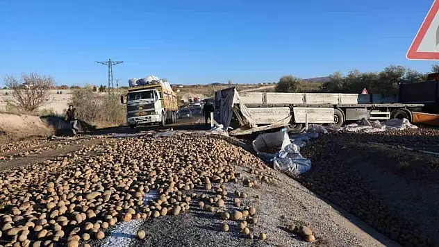Patates yüklü tır devrildi! Yol trafiğe kapandı