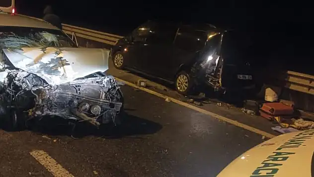 Patlayan lastiği değiştirenlere otomobil çarptı: 2 ölü, 7 yaralı