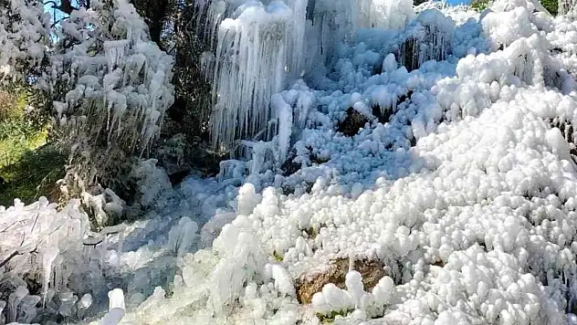 Patlayan su borusundan fışkıran sular görsel şölene dönüştü