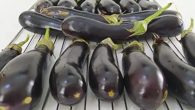 Patlıcanı közlerken deneyin. Suyu içine hapsediyor ve lokum gibi pişiriyor