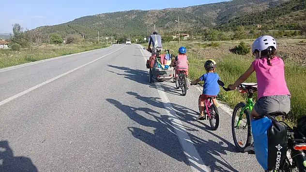 Pedallarla dünyayı gezen Fransız ailenin yeni durağı Konya oldu
