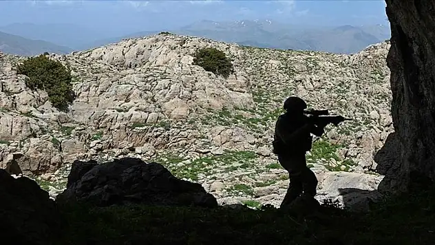 Pençe-Kilit Operasyonu bölgesindeki mağaralarda çok sayıda silah ve mühimmat ele geçirildi