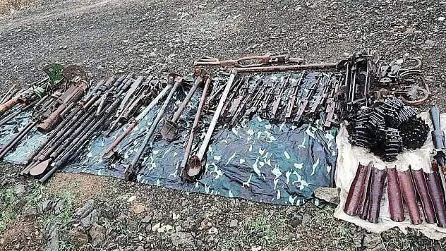 Pençe-Kilit'te silah, mühimmat ve teçhizat ele geçirildi