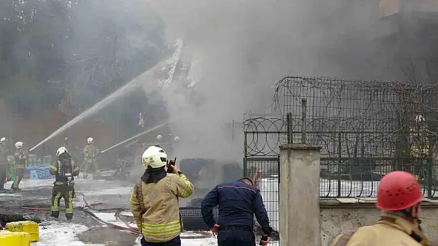 Pendik'te inşaat depolama alanında yangın: Alevler 4 katlı binaya sıçradı