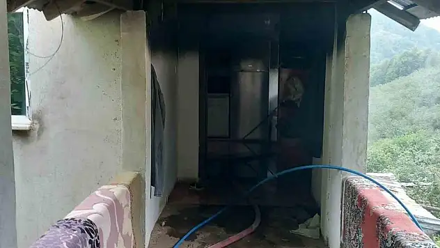 Perdenin tutuşmasıyla ev yandı: Eşyalar kül oldu