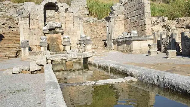 Perge Antik Kenti'ndeki çeşmeden 1800 yıl sonra su akmaya başladı