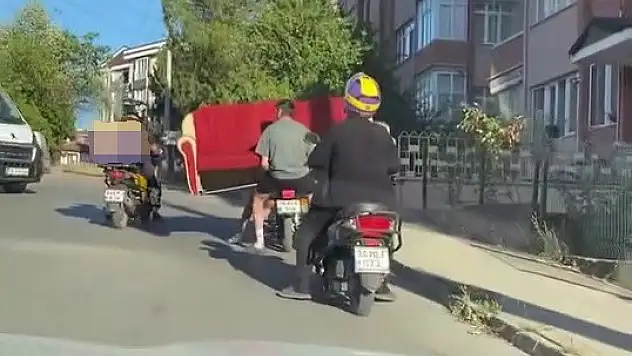 Pes dedirten yolculuk! Motosikletle koca kanepeyi taşıdılar