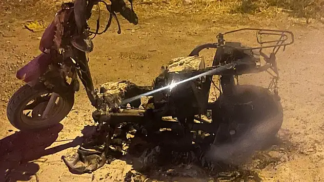 Plakasız motosiklet yanarak kullanılamaz hale geldi