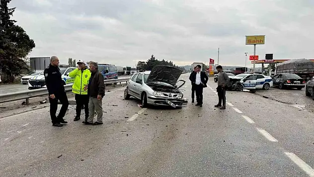 Polis aracı otomobille çarpıştı: 3 yaralı