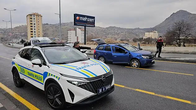Polis Aracına Çarparak Kaçmaya Çalıştı