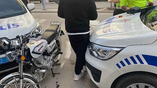 Polis kurallara uymayan motosikletçilere göz açtırmıyor