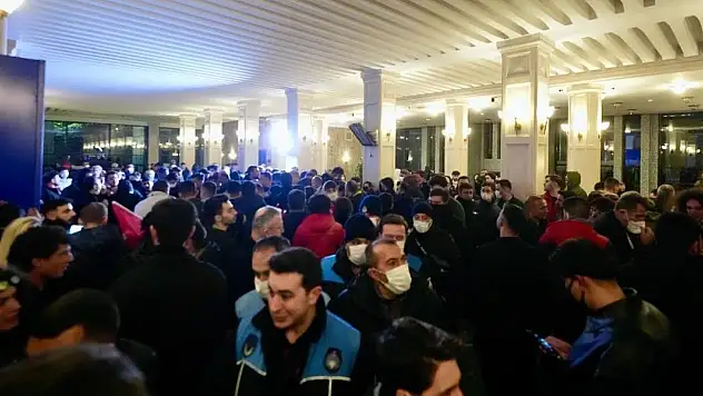 Polise saldıran provokatörler, camlarını kırdığı İBB binasına girdi