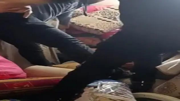 Polisi görünce saklandığı kanepenin altında yakalandı