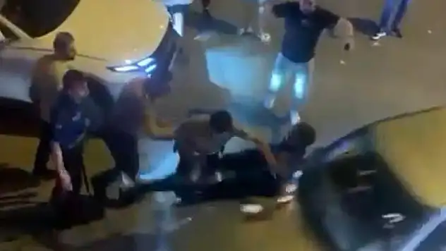 Polisin yakaladığı şüpheliyi korumak için polisleri böyle ezdi
