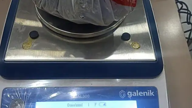 Polisten kaçan motosikletlinin attığı poşetten çıkanlar şoke etti!