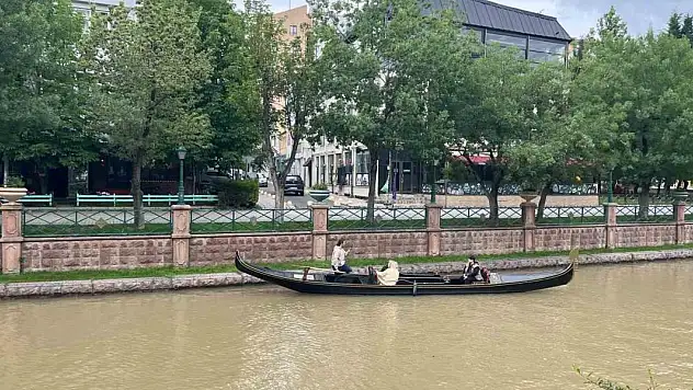 Porsuk Çayı kahverengiye büründü