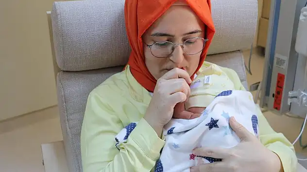 Prematüre bebeklere yoğun bakımda 'Ten tene temas' ile koruma