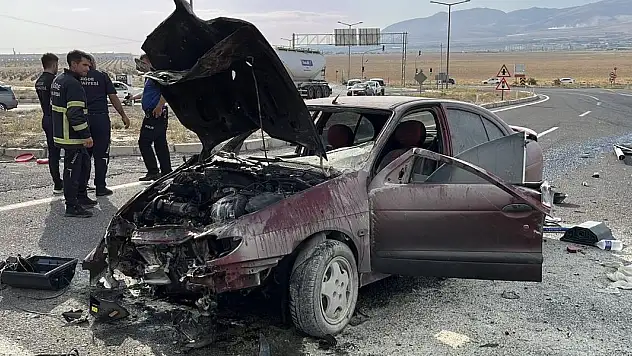Refüje çarpan otomobil alev aldı! 1 yaralı
