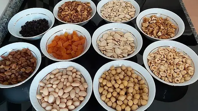 Rendeleyip biraz aşureye ekleyin. Aroması değişiyor ve lezzeti katlanıyor