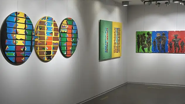 Ressam Doğan, çağın krizlerine ayna tutuyor
