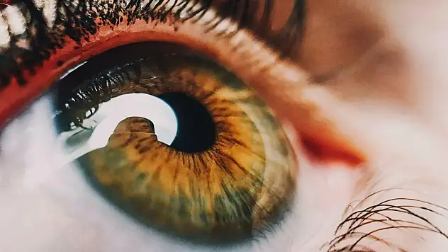 Retina yırtığı neden oluşur ve kimler risk altındadır?