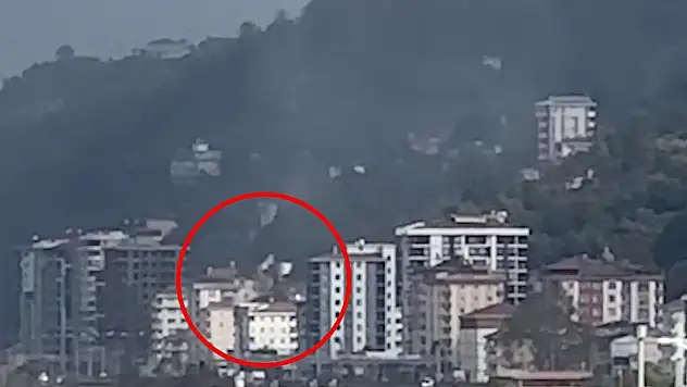 Rize'de hortum binanın çatısını uçurdu