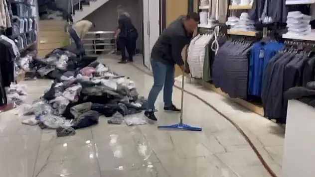 Sağanak etkili oldu, bir iş yeri sular altına kaldı