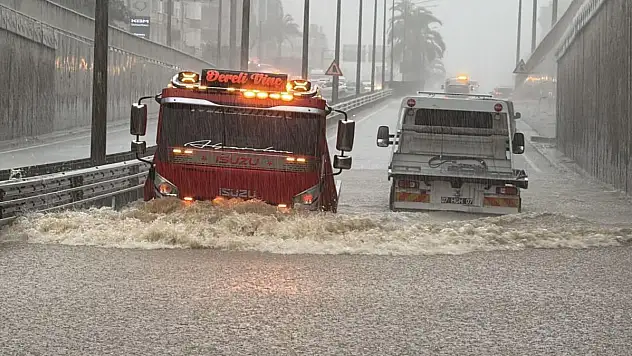 Sağanak nedeniyle iş yerlerini su bastı, araçlarda mahsur kalanlar kurtarıldı
