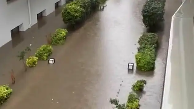 Sağanak  sonrası cadde ve sokaklar göle döndü