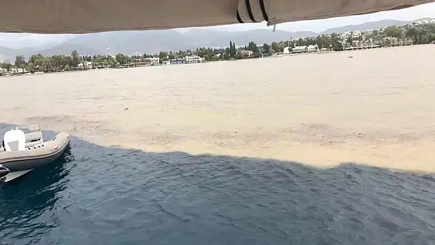 Sağanak sonrası deniz çamura döndü