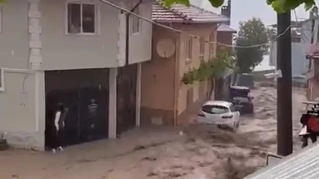 Sağanak sonrası evleri su bastı, çatı çöktü