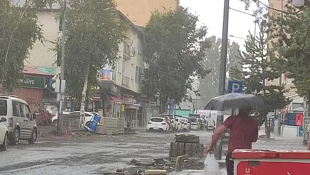 Sağanak ve dolu ulaşımı aksattı