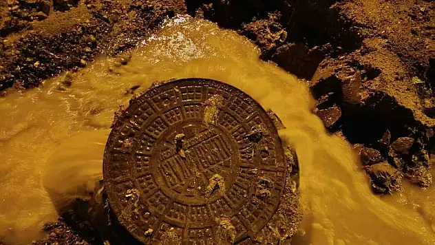 Sağanak yağışta altyapı çöktü, rögarlar taştı
