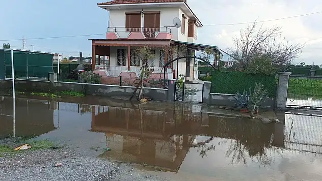 Sağanak yağmur etkili oldu! Yollar göle döndü, yazlıkları su bastı