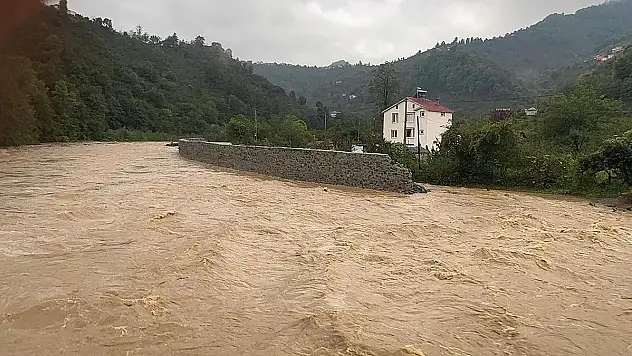 Sağanakta mahsur kalan 19 kişi kurtarıldı