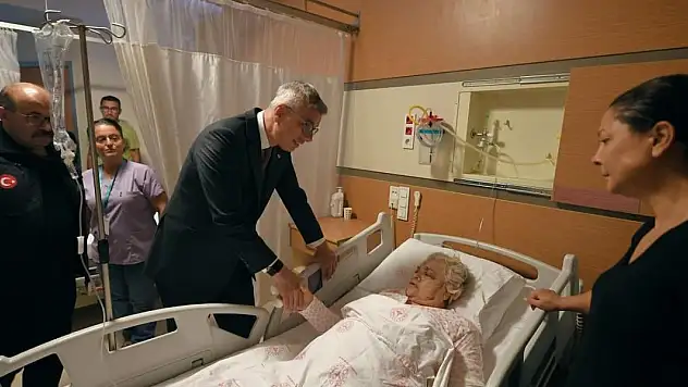 Sağlık Bakanı depremzedeleri ziyaret etti