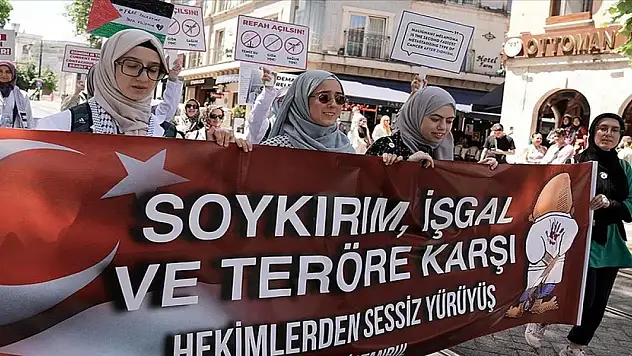 Sağlık çalışanlarından İsrail'e tepki için sessiz yürüyüş