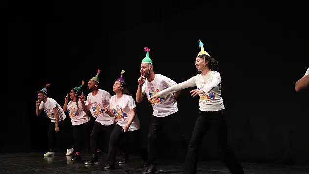 Sahnerengi Tiyatro Seyirciden Büyük Alkış Aldı