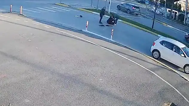 Sakarya'da bir kadına 5 dakika arayla iki otomobilin çarpması güvenlik kamerasında