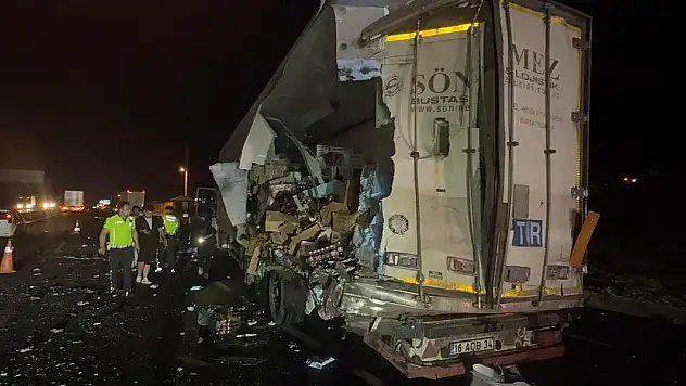 Sakarya'da yolcu otobüsü tıra çarptı: 12 yaralı