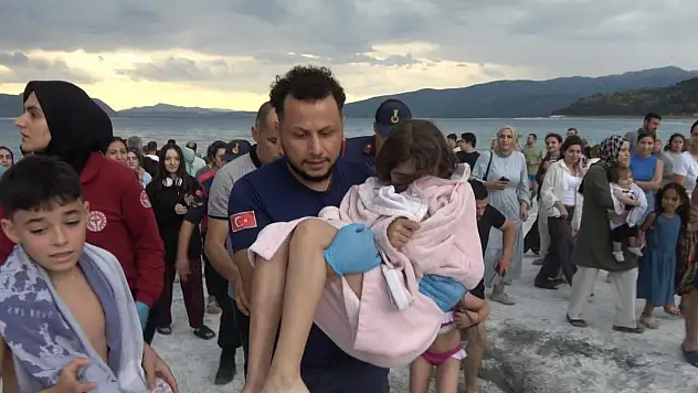 Salda Gölü'nde sürüklenen çocuğu tatilci botla kurtardı