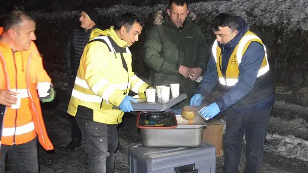 Samsun'da yolda mahsur kalanlara çorba ikram edildi