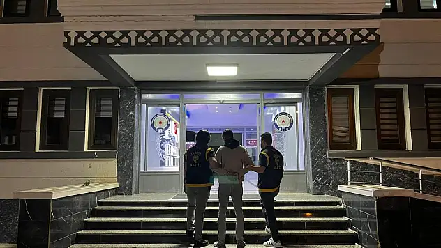 Sanayi sitesinde 5 araç kundaklandı